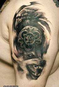 Braccio molto bello modello di tatuaggio lupo macchina