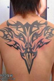 Model de tatuaj cu cap de lup dominator din spate