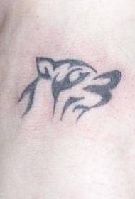 Tattoo patroon met klein wolf in swart stamstyl