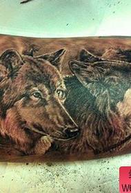 Nogi przystojny i przystojny wzór tatuażu głowy wilka