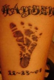 Отисци стопала за ноге с тетоважом цвјетних слова