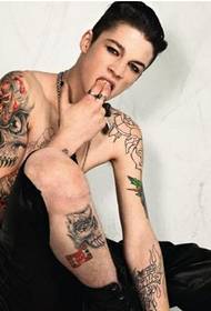 Europeiska och amerikanska manliga modellpersonlighet vilda tatueringsbilder