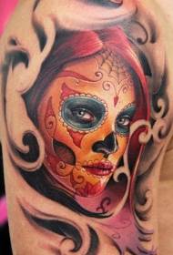 Tatuat a la nena amb la màscara de colors a l'espatlla