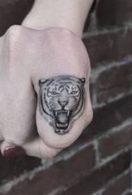 merginos pirštas ant juodo eskizo kūrybinio siaubo tigro tatuiruotės paveikslėlio