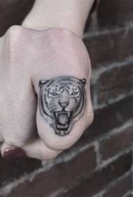 dito di ragazza nantu à schizzu neru creativu horror tigre tigre stampa