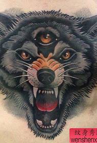 Tatuagem de cabeça de lobo clássico super bonito no peito masculino