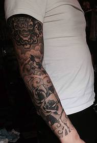 Férfi fekete-fehér totem virág kar tetoválás