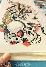 Kolor sa pattern sa manuskrito sa skull tattoo ang batang babaye sa Europa ug Amerikano