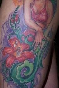 Цвет руки девушки и цветочная татуировка
