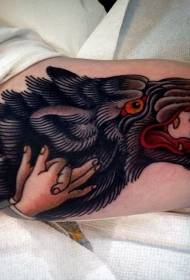 Brazo grande dentro del patrón de tatuaje de lobo del diablo de la vieja escuela