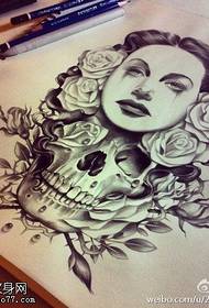 Čierna sivá skica dievča ruže tetovanie rukopis vzor