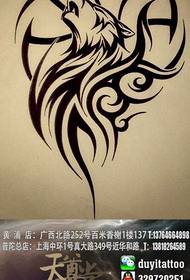 En Totem Wollef Tattoo Muster fir den Aarm