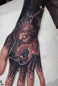 Motif de tatouage de loup à la main