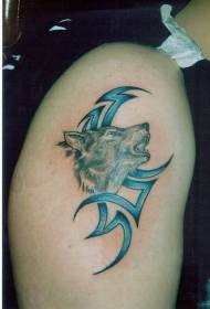 Vukova glava velike ruke sa plavim plemenskim logotipom za tetovažu