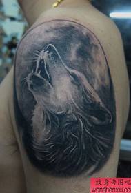 Padrão de tatuagem de cabeça de lobo legal de braço grande
