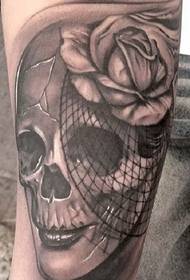 Msanii wa tattoo wa Italia Matteo Pasqualin anafanya kazi