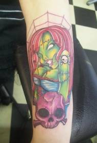 Braccio ragazza color zombie e immagine di un tatuaggio sornione