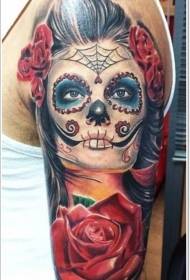 Pečių spalvos mirties mergaitė su rožių tatuiruotės modeliu