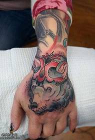 Hånd ulvehoved tatoveringsmønster