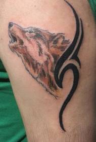 Kepala serigala melolong coklat dengan pola tato logo suku hitam
