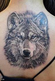Erittäin komea susi-tatuointi takana