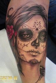 Черно момиче на смъртта с модел на татуировка с червена роза