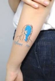 grup toni blu i fotografive me tatuazhe siluetë të vogla