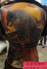 vuk tetovaža uzorak: puna boja leđa u obliku vukove glave tetovaža