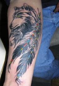 Kézi okos farkas és két nagy toll tetoválás minták