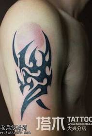 ຮູບແບບ tattoo totem ແຂນຂອງຜູ້ຊາຍ