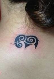 Симпатичан узорак тетоважа слонова тотемског слона који воле девојке