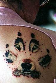 Macho ya wolf na tattoo ya mdomo