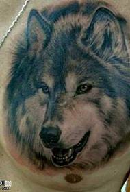 Patró de tatuatge de llop al pit