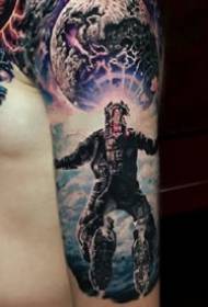 Tatuaggi di alieni stellati cosmici in stile fantascientifico e altri elementi