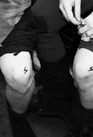 Přítelkyně kolena na černé čáry jednoduchý malý vzor blesk tetování obrázky
