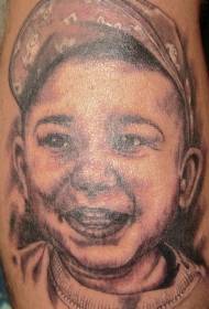 Детска портрет тетоважа во рака кафеава фотографија