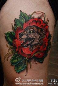 Patrón de tatuaje de cabeza de lobo fresco y guapo en las piernas