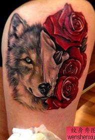 Testa di lupo pop classico con motivo a tatuaggio e teschio