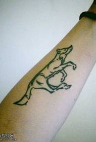 Brazo guapo lobo tótem tatuaje patrón