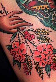 Изысканный традиционный стиль цветочный узор тату из Остина