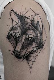 Patrón de tatuaje de lobo punzante de línea de hombro