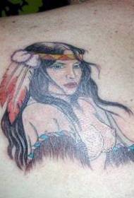 Цвет татуировки обнаженной индийской девушки на плече