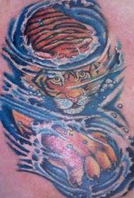 цветен тигър плува подводен модел татуировка