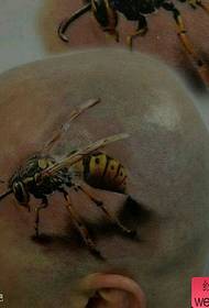 Реалистичная татуировка пчелы на голове человека