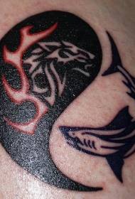 Svart yin og yang sladder tatoveringsmønster med ulv og hai