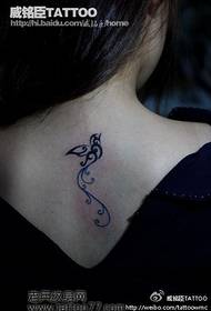 Modello di tatuaggio di uccello totem femminile