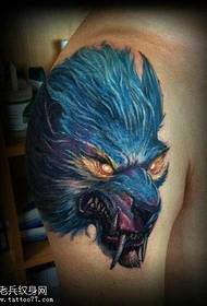 Arm готин и свиреп модел на татуировка на главата на вълк