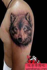Мужская рука классический черный серый волк татуировки