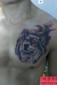 Modèle de tatouage de tête de loup dominateur poitrine masculine