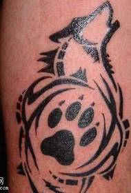 Patrón de tatuaxe con tótem de lobo
